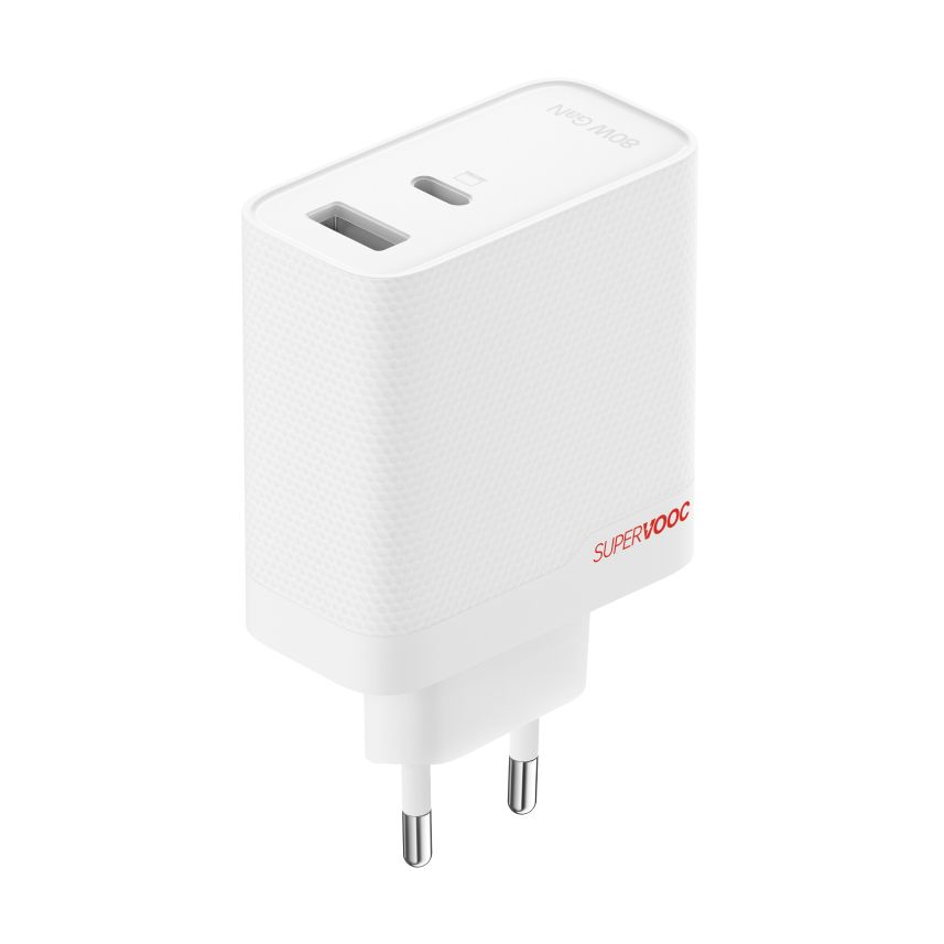 Un cargador blanco SuperVOOC 80W GaN con enchufe europeo y puerto USB.