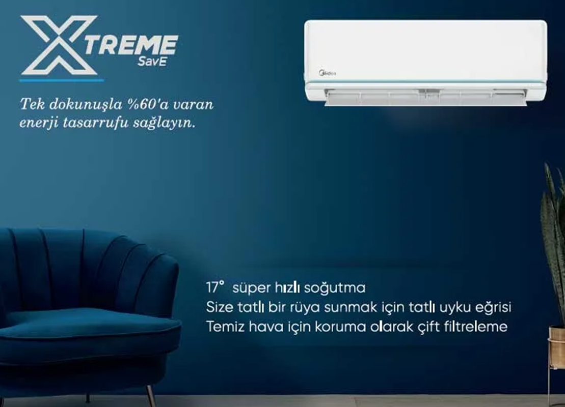 Koyu mavi bir koltuk ve yazının üzerinde mavi duvara monte edilmiş beyaz klima.