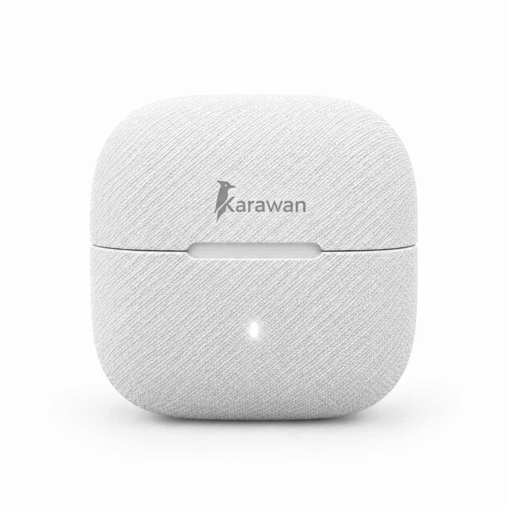 Un estuche de carga blanco de tela para auriculares con el logotipo de Karawan y una pequeña luz LED, sobre fondo blanco.