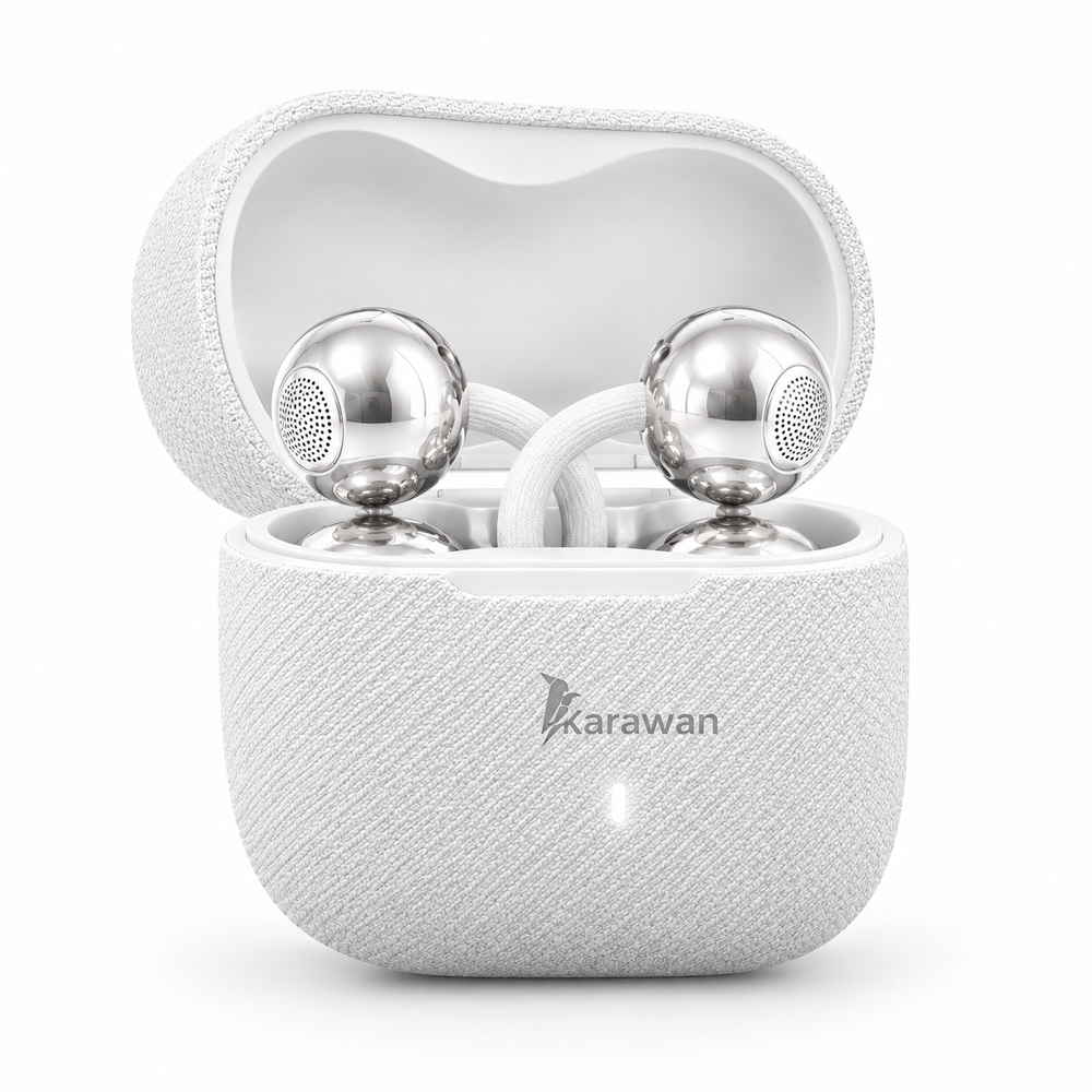 Un estuche de carga blanco cubierto de tela se abre y muestra auriculares plateados y esféricos.