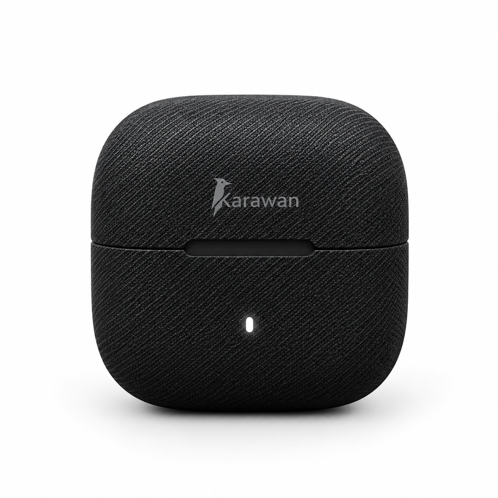 Un estuche de carga de tela negra con el logotipo de Karawan y una pequeña luz LED sobre fondo blanco.