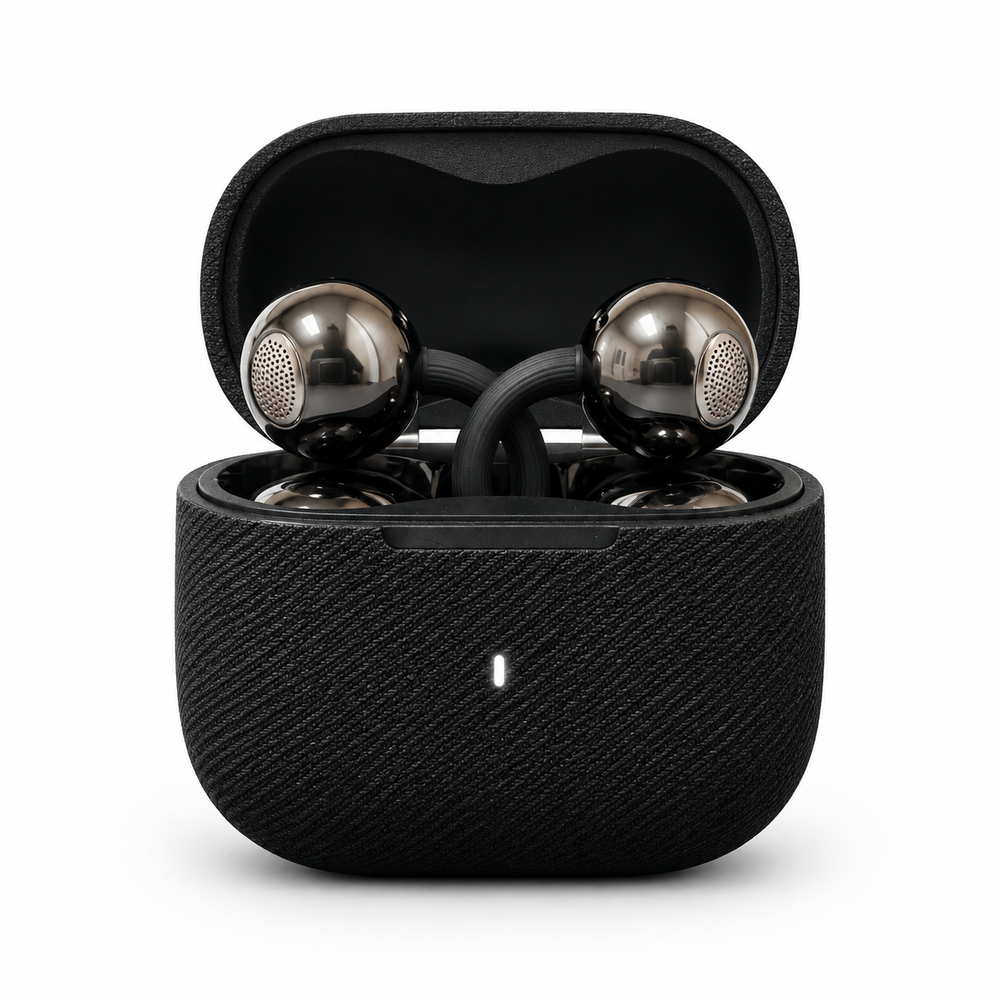 Un estuche de carga negro texturizado está abierto, revelando dos auriculares esféricos brillantes únicos adentro.