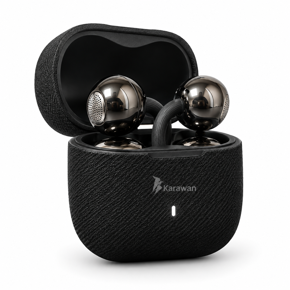 Auriculares inalámbricos esféricos negros brillantes en un estuche de carga texturizado con logotipo sobre fondo blanco.
