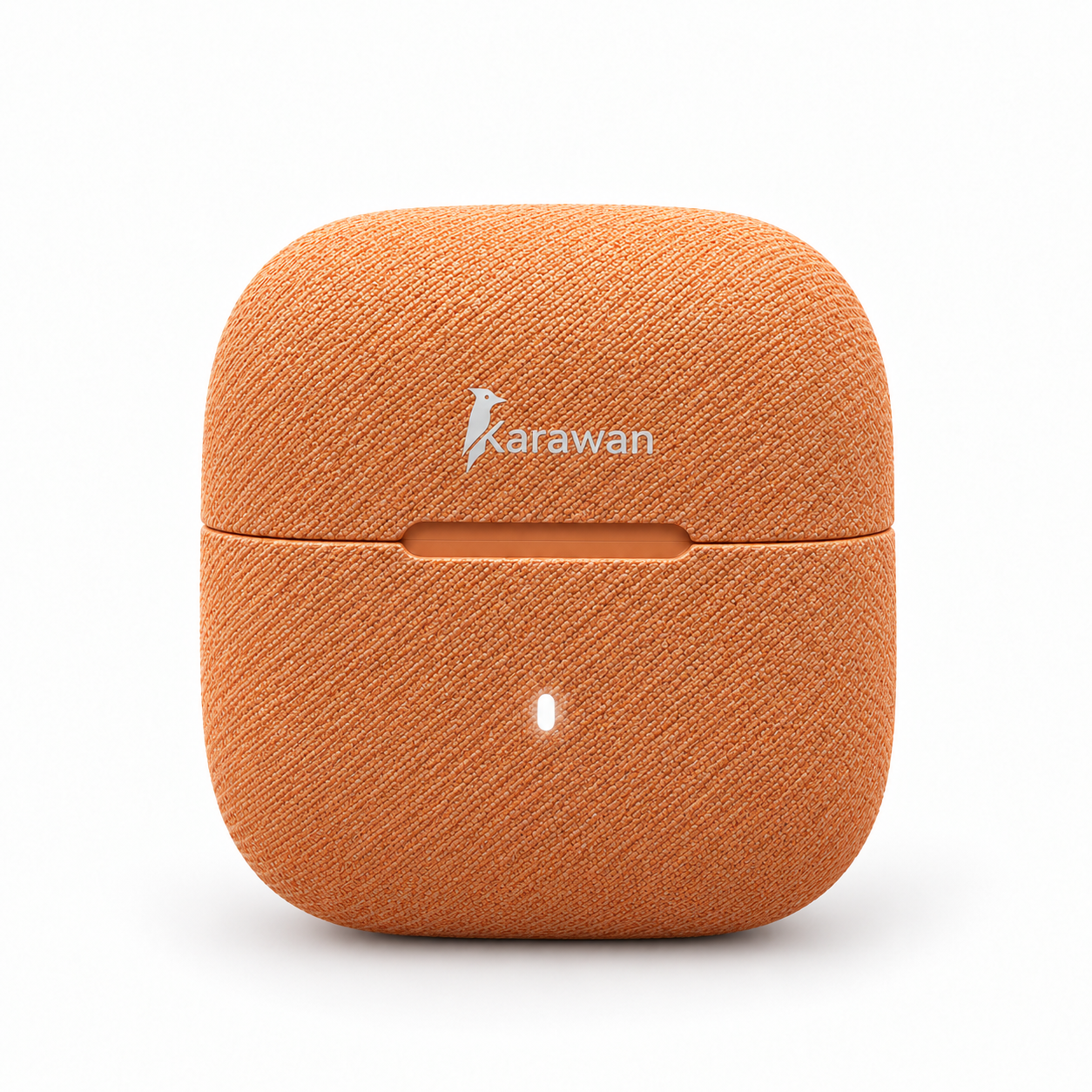 Un estuche de carga cubierto de tela naranja con el logotipo blanco de Karawan y una pequeña luz LED en la parte inferior sobre fondo blanco.