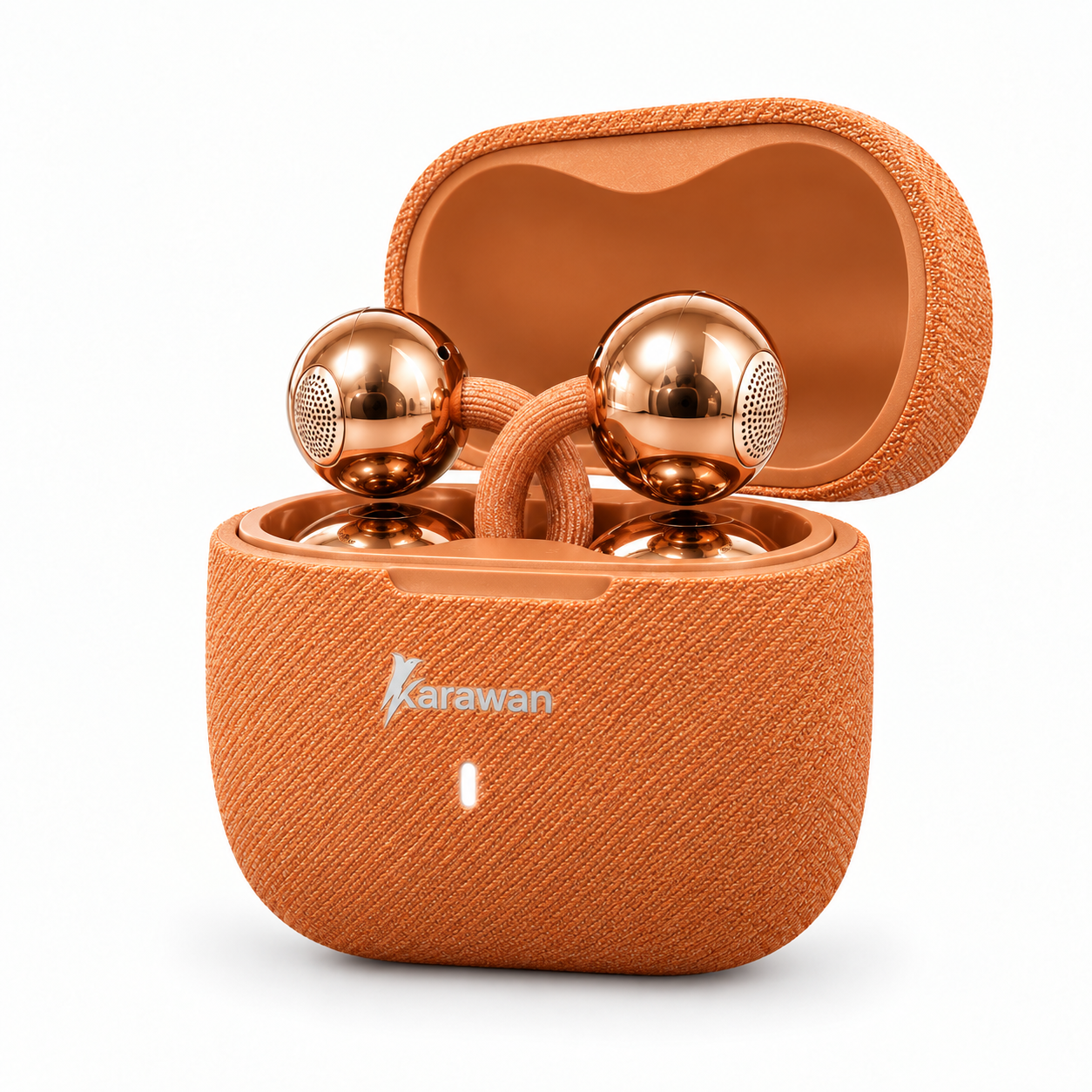 Auriculares inalámbricos esféricos de cobre brillante en un estuche de carga de tela naranja.