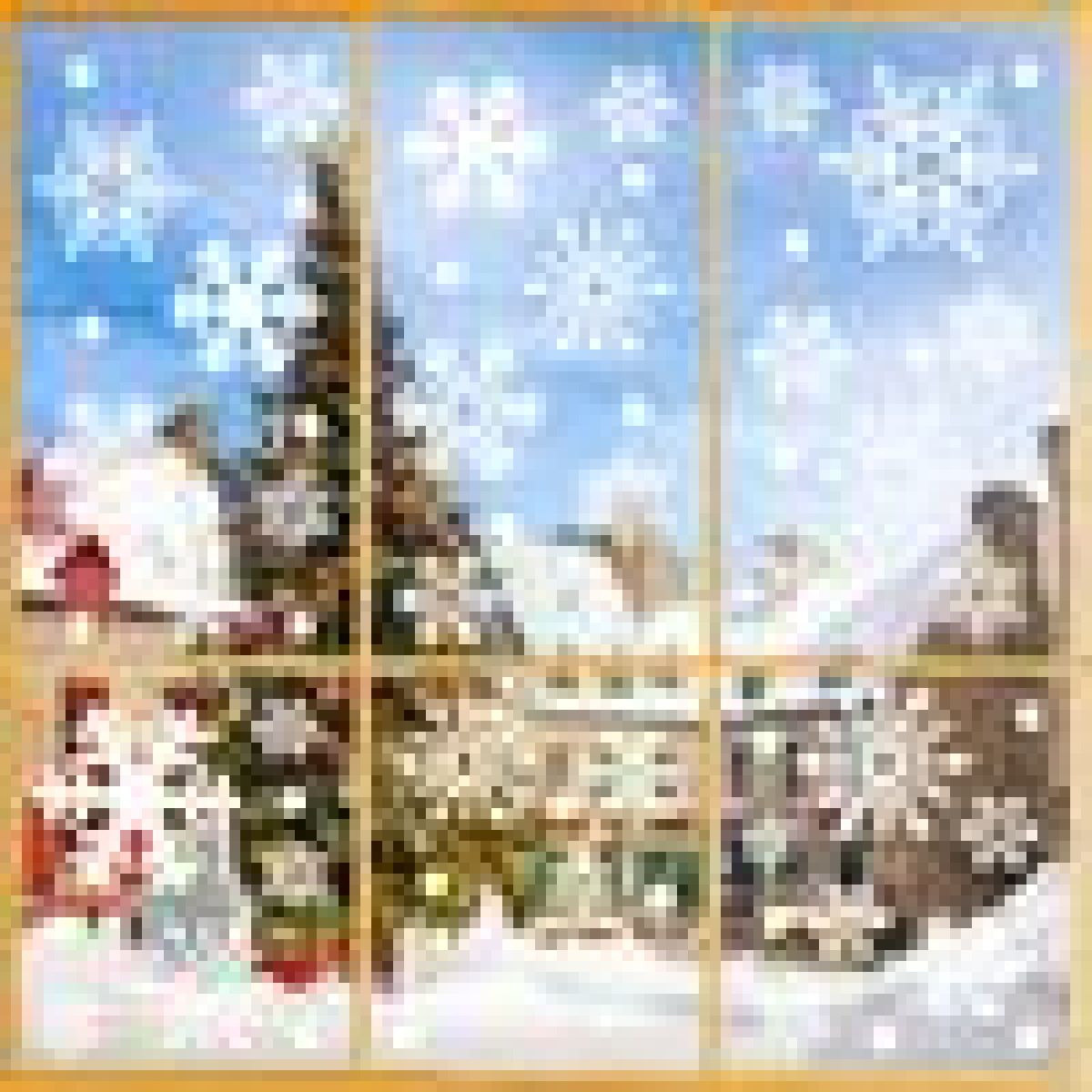 Blick durch ein Fenster auf eine verschneite Winterlandschaft mit Schneeflocken und Tannenbäumen.