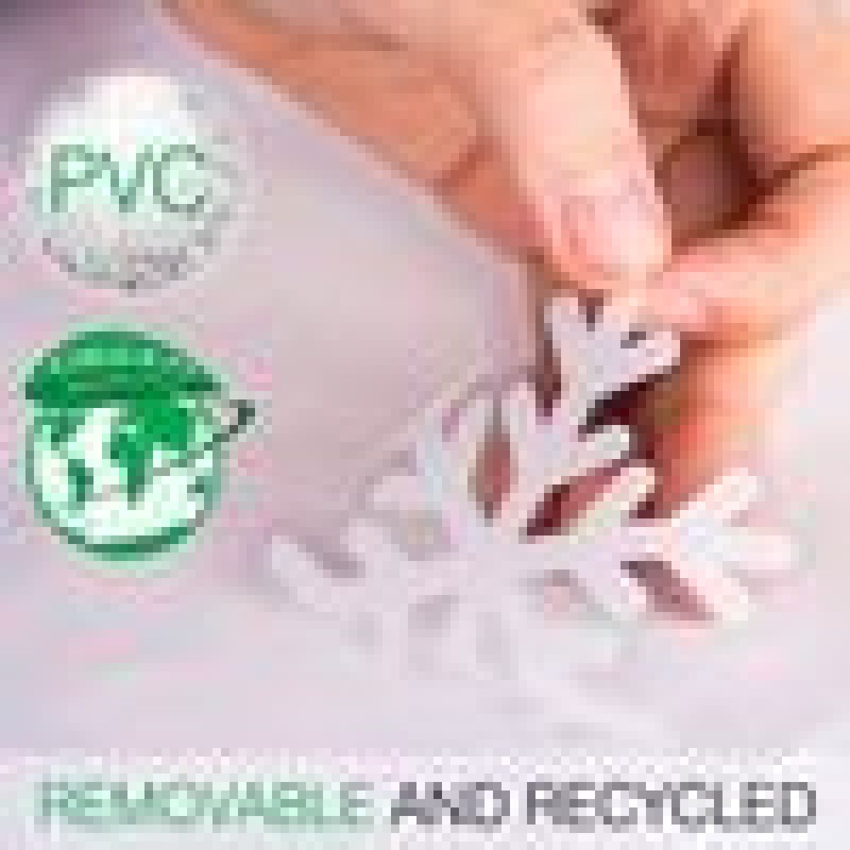 Eine Hand platziert einen weißen Schneeflocken-Aufkleber neben PVC- und Recyclingsymbolen.