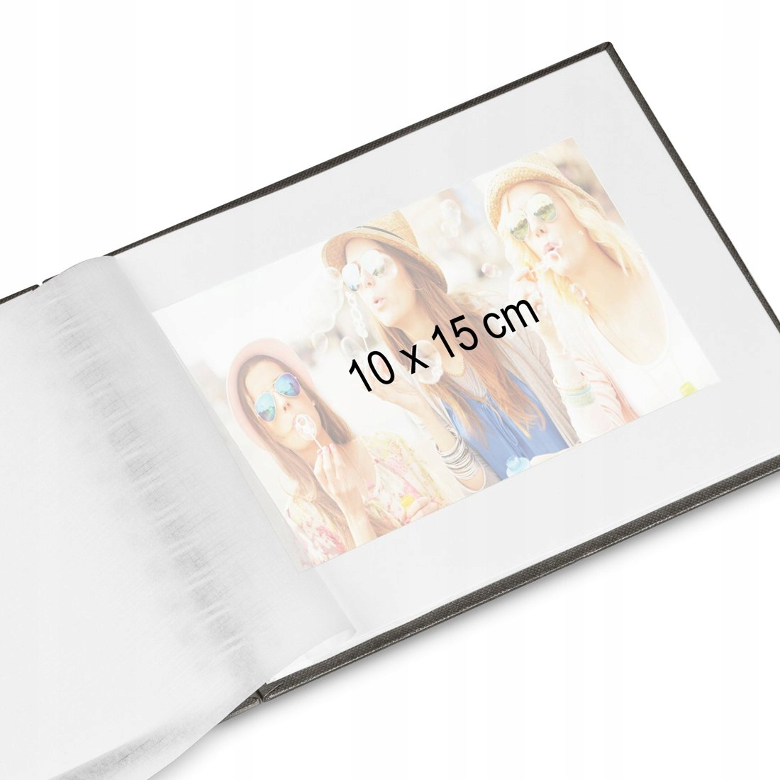 Álbum de fotos abierto con imagen de tres mujeres soplando burbujas y el texto "10 x 15 cm".