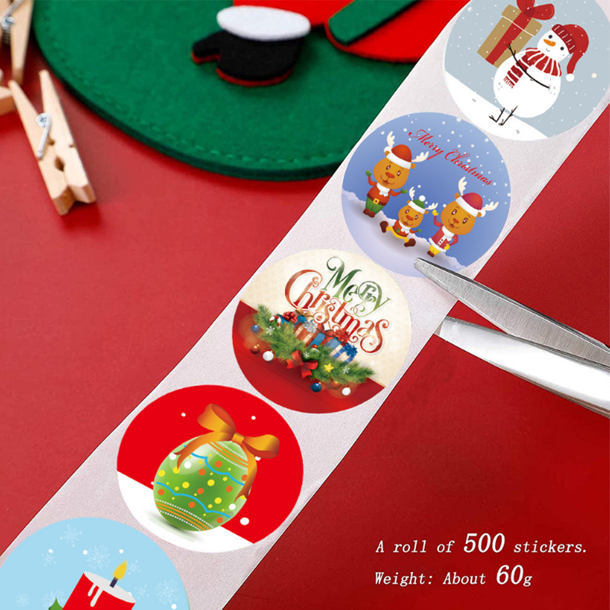 Eine Rolle mit bunten Weihnachtsstickern auf rotem Hintergrund mit Schere.