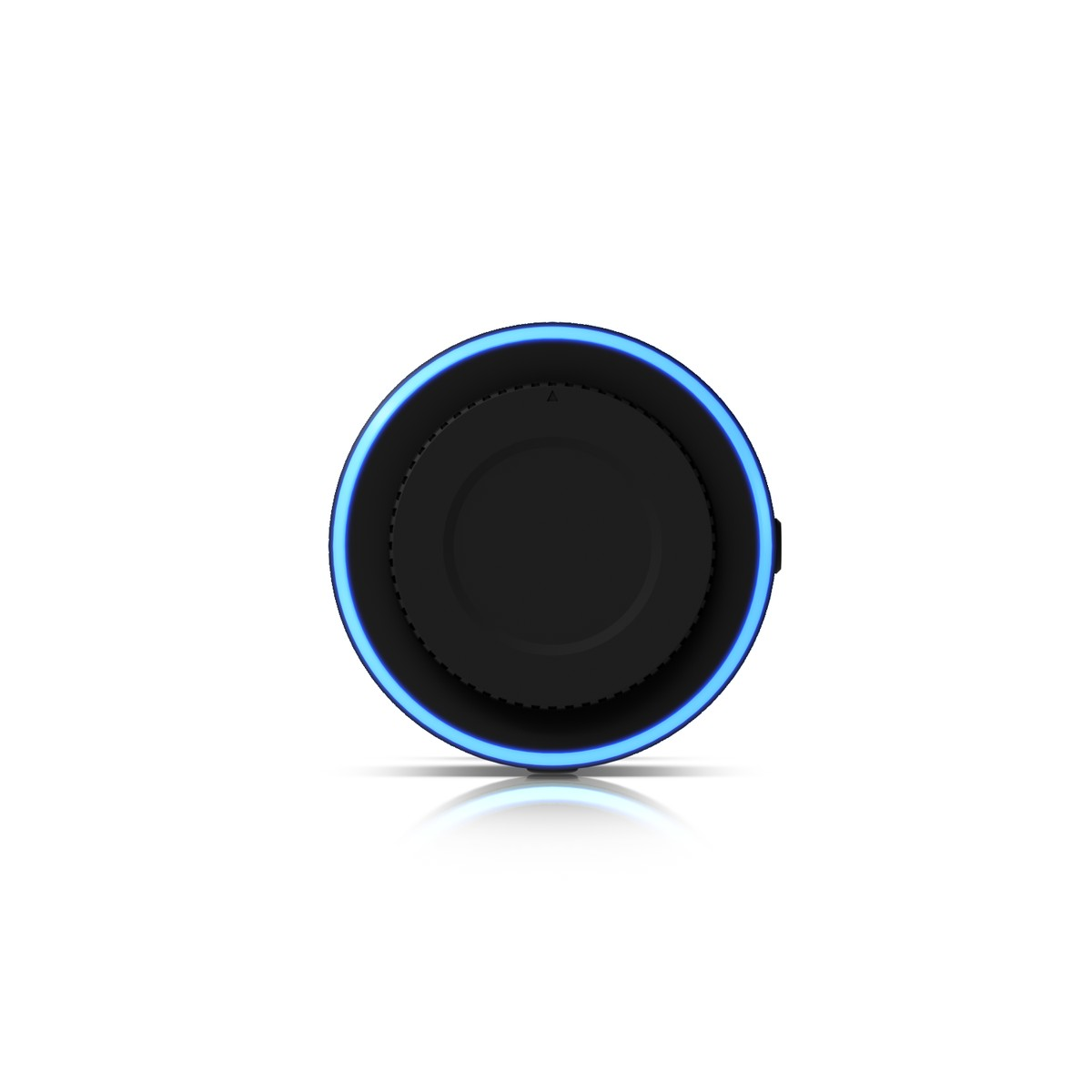 Ein schwarzer zylindrischer Smart Speaker mit einem leuchtend blauen LED-Ring an der Oberseite vor weißem Hintergrund.