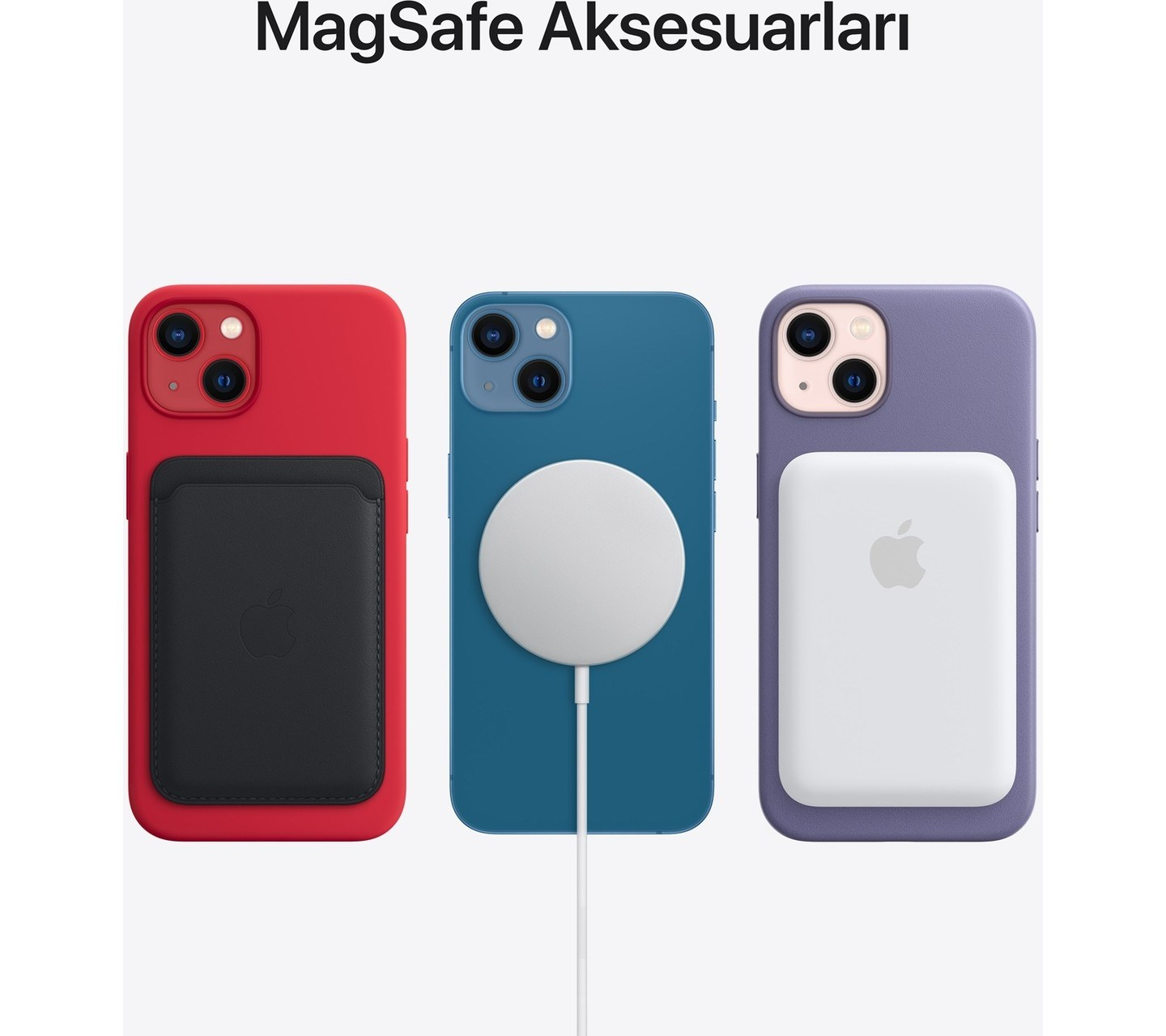 Beyaz arkaplan önünde çeşitli MagSafe aksesuarları takılı kırmızı, mavi ve mor kılıflı üç adet iPhone.