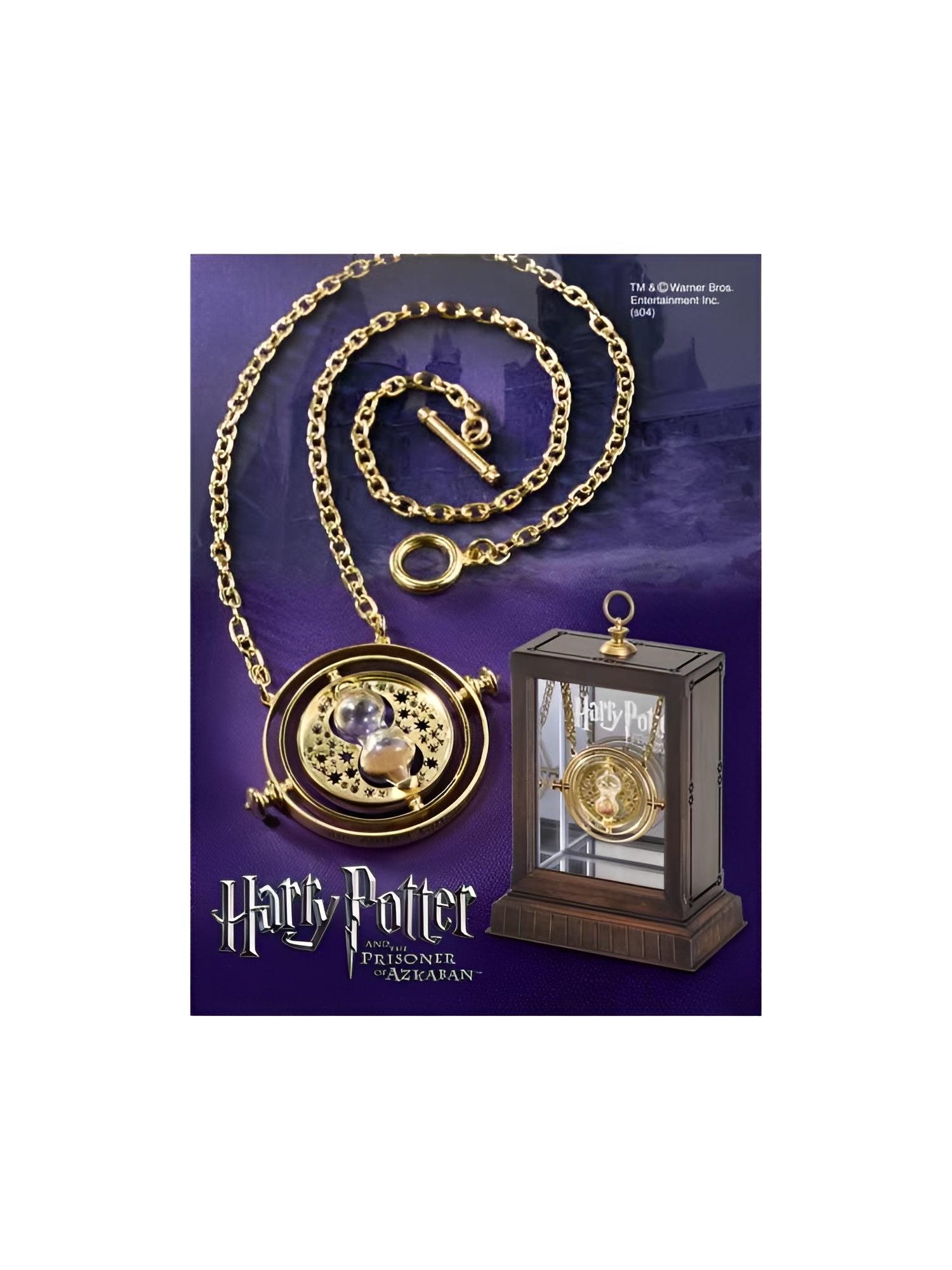 Collar giratiempo de Harry Potter con soporte en fondo morado.