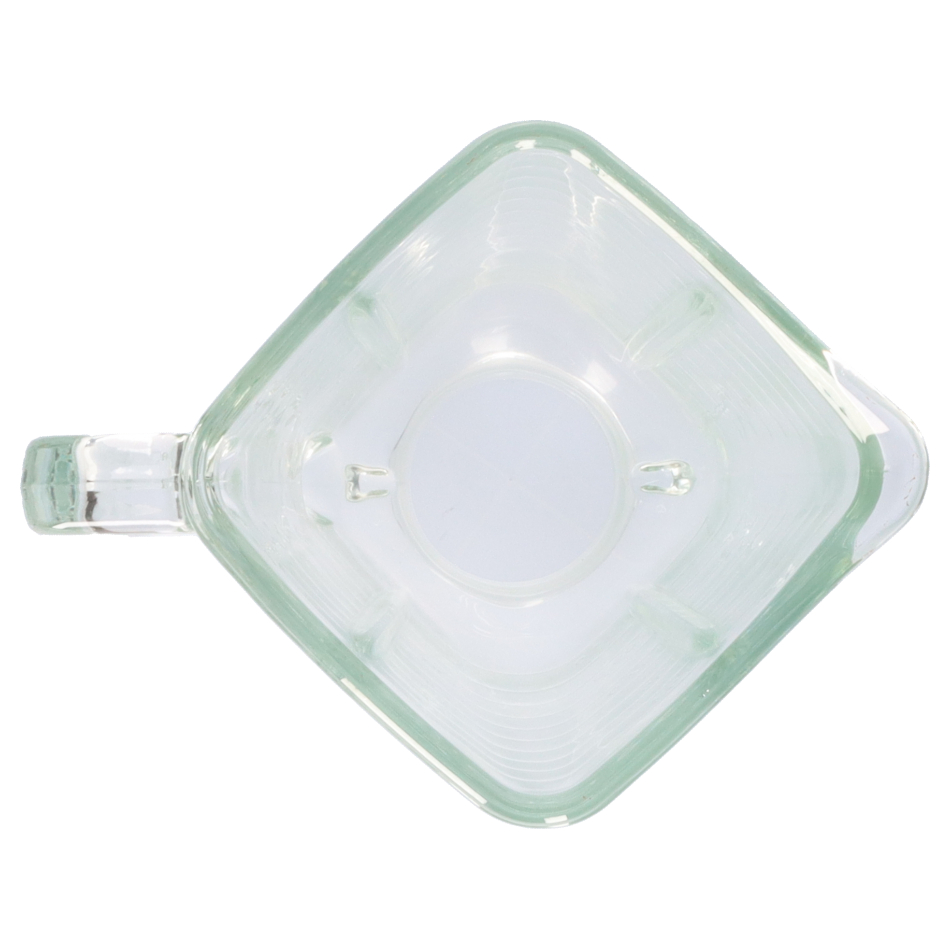 Vista superior de una taza de vidrio vacía con forma cuadrada y asa sobre fondo blanco.