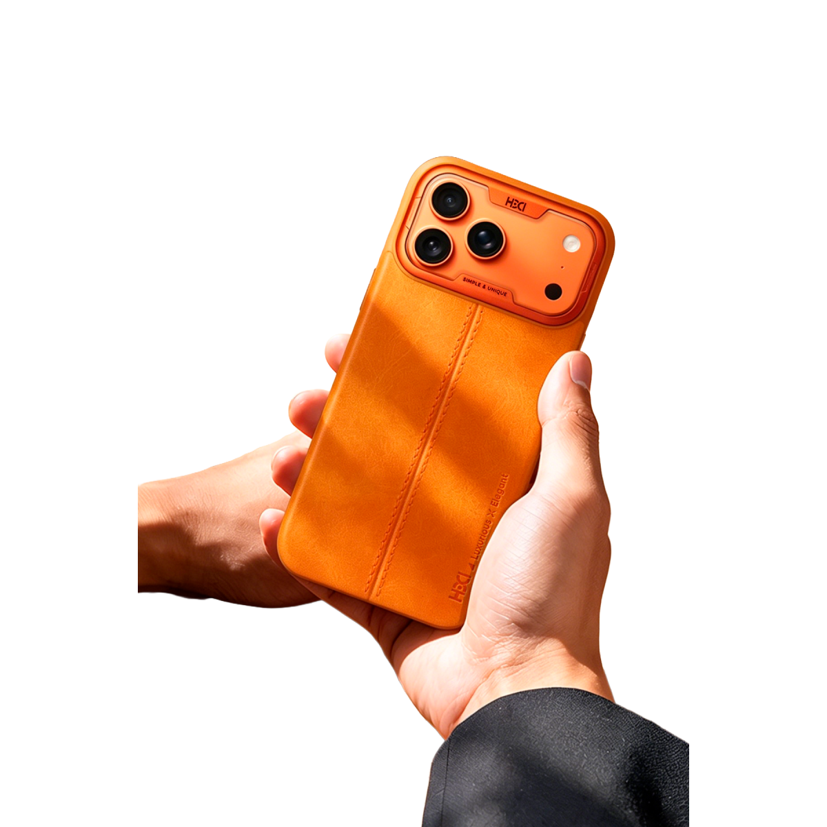 Siyah arka planda belirgin bir kamera modülüne sahip turuncu deri telefon kılıfını tutan eller.
