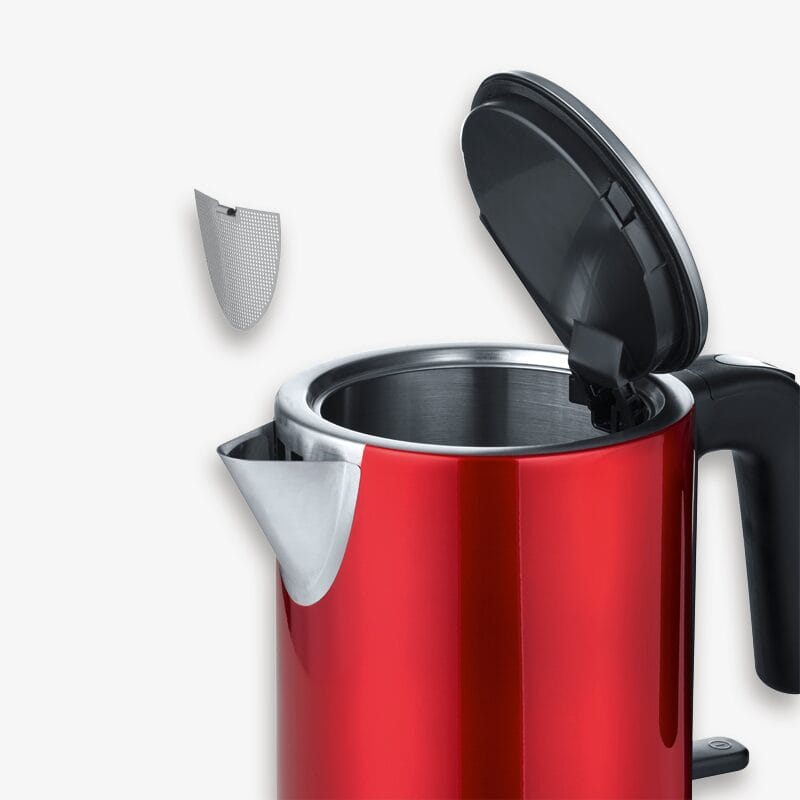 Een rode waterkoker met open deksel en een uitneembaar antikalkfilter.