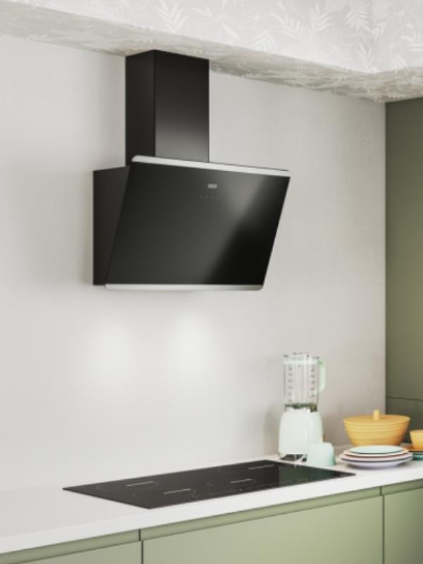 Ocak üstündeki beyaz duvarda siyah davlumbaz, yanında blender ve bulaşık.
