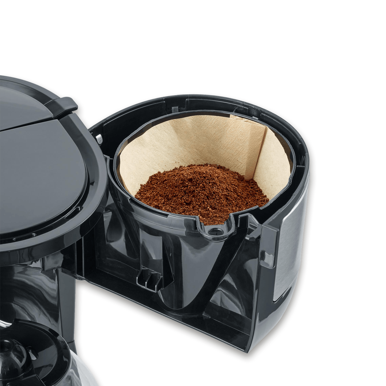 Filtro per caffettiera con caffè macinato marrone in un filtro di carta.