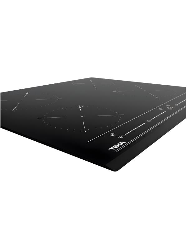Placa de inducción negra Teka con cuatro zonas de cocción y panel táctil sobre fondo blanco.