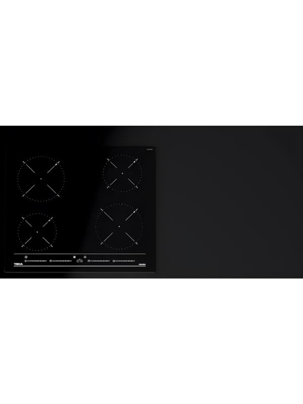Placa de inducción negra con cuatro zonas de cocción y panel táctil sobre superficie oscura.