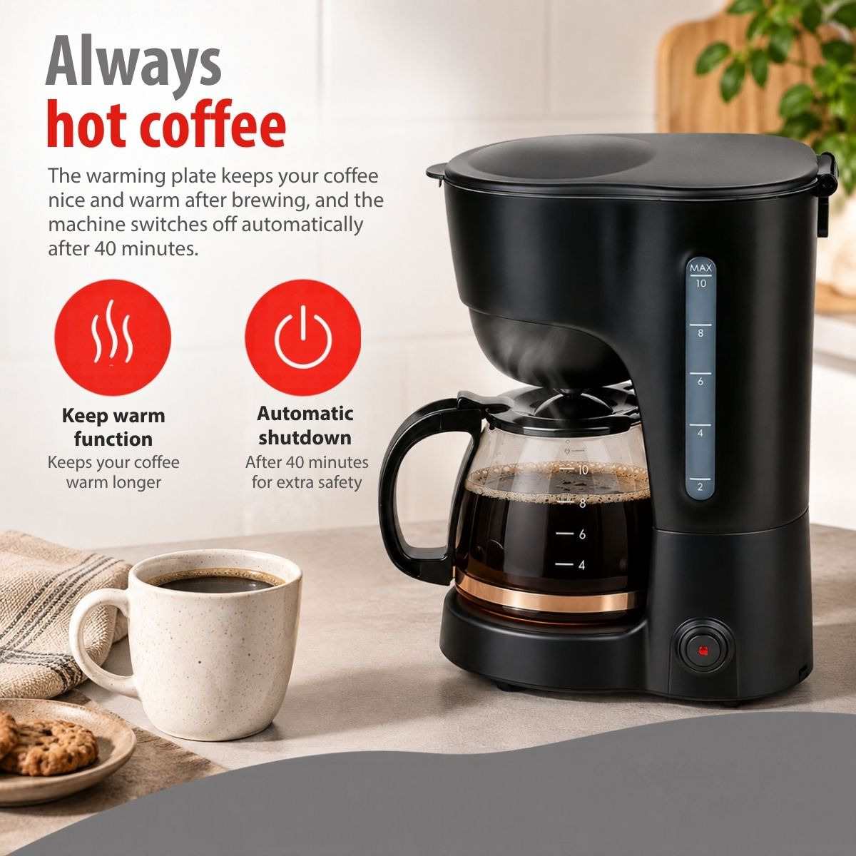 Cafetière filtre noire avec verseuse en verre et tasse de café blanche sur la table.