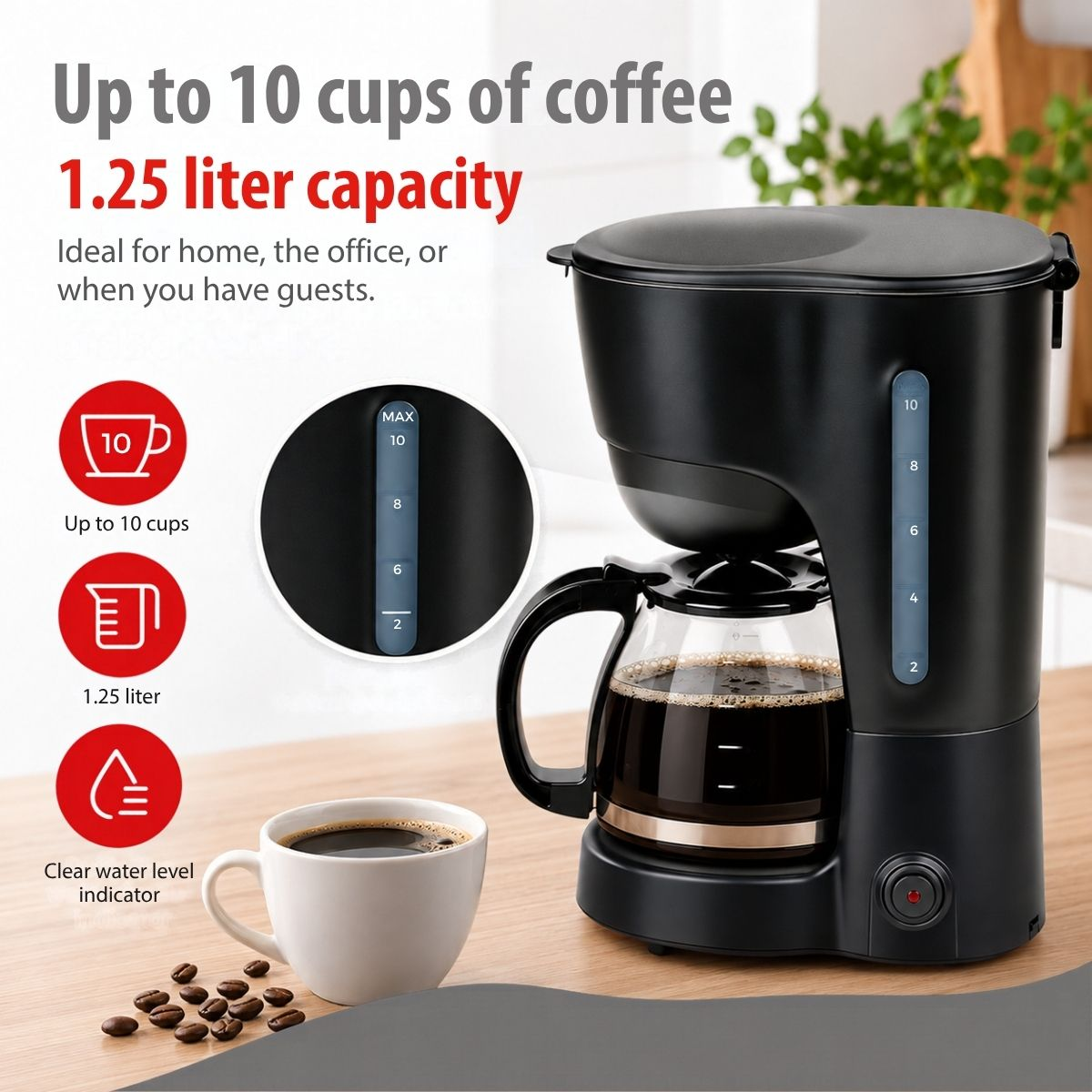 Une cafetière filtre noire sur une table en bois avec une verseuse en verre, une tasse de café et des grains.