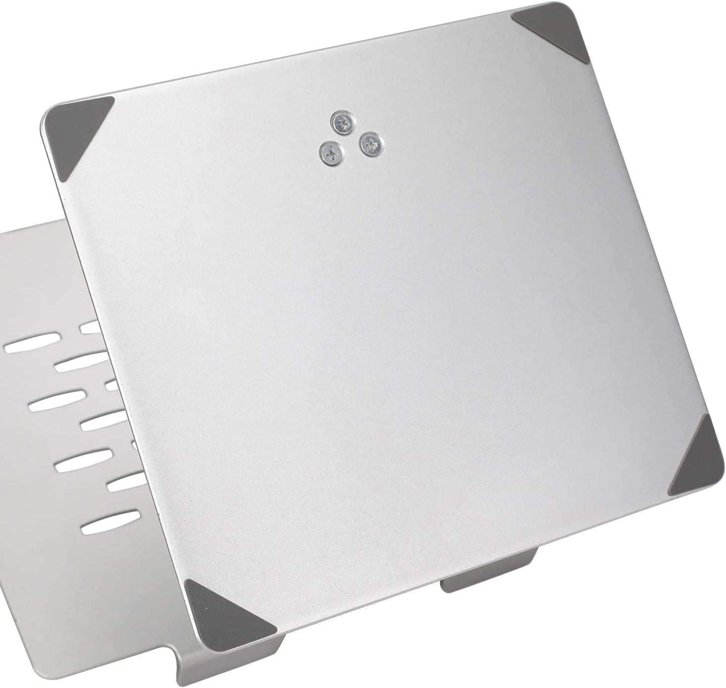 Ein silberner Laptopständer mit vier grauen Eckpolstern und drei kleinen Schrauben oben auf der Vorderseite.