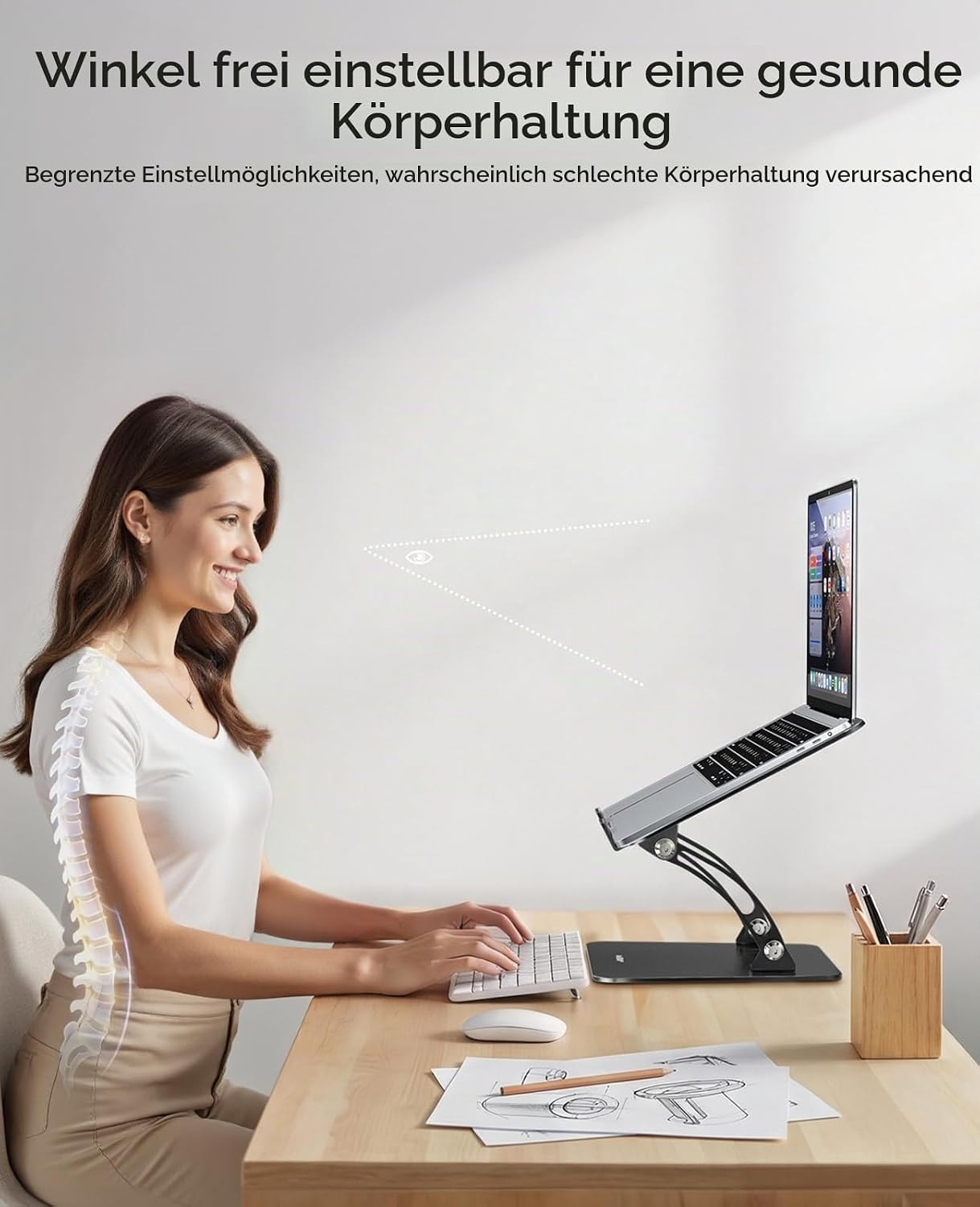 Eine Frau arbeitet an einem Laptop, der auf einem verstellbaren Ständer steht, und nutzt eine externe Tastatur.