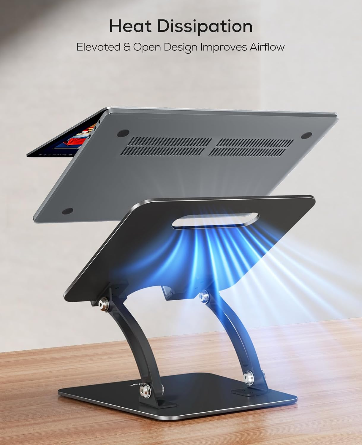 Ein Laptop auf einem verstellbaren Metallständer mit blauen Linien, die die Wärmeableitung zeigen.