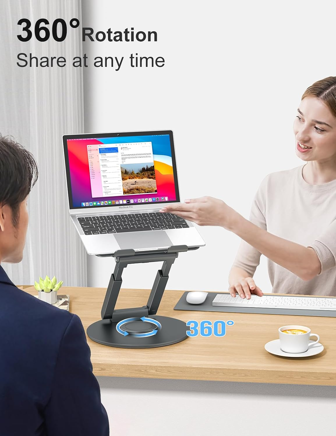 Eine Frau zeigt auf einen Laptop, der auf einem verstellbaren, um 360 Grad drehbaren Ständer auf einem Schreibtisch steht.