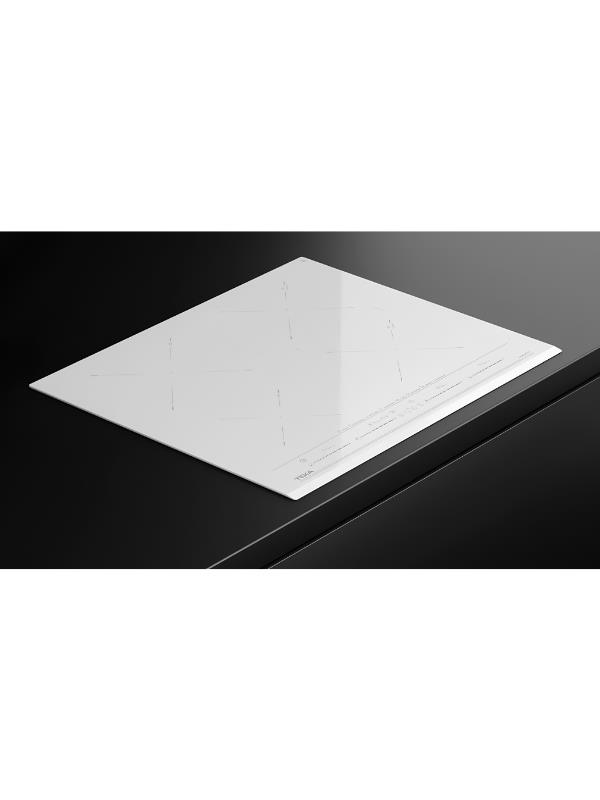 Una placa de inducción blanca sobre una superficie negra.