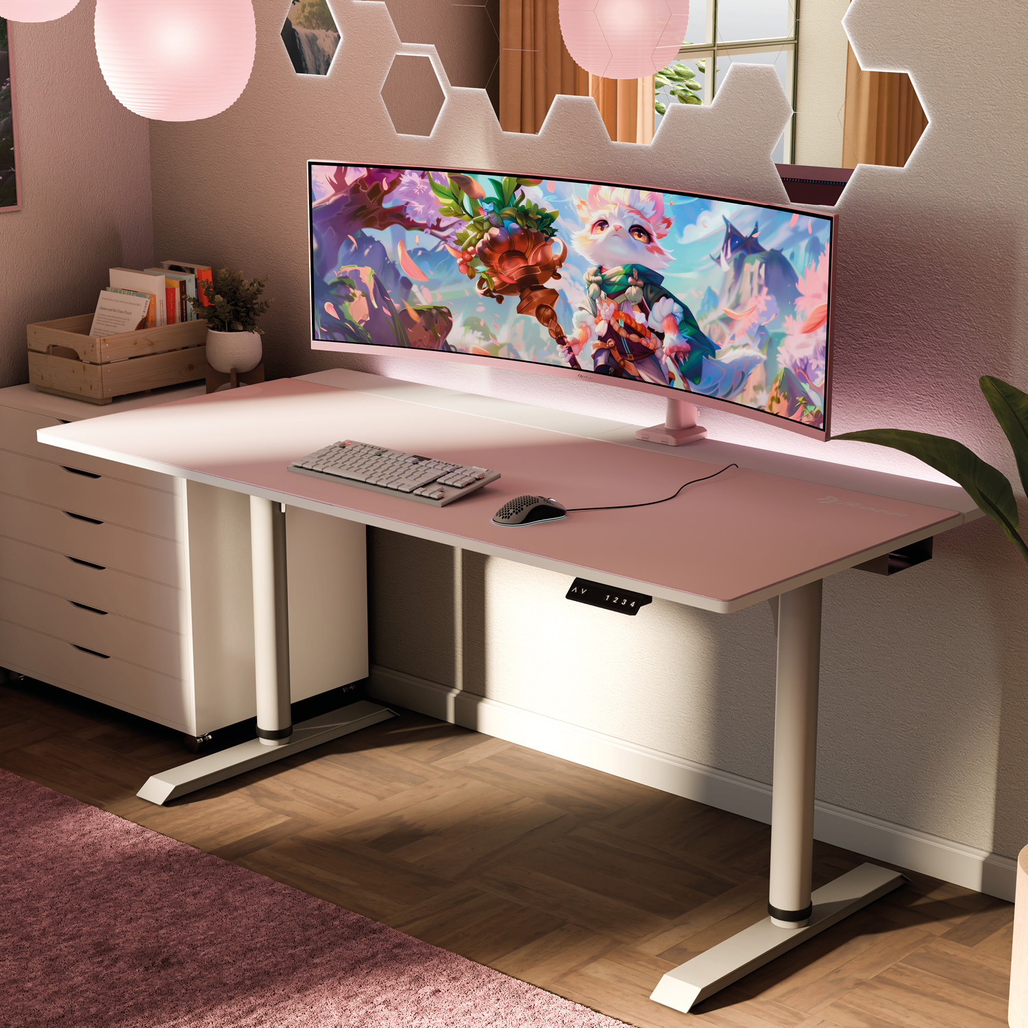 Ein rosafarbenes Gaming-Setup mit Ultrawide-Monitor, Tastatur und Maus auf einem höhenverstellbaren Tisch.
