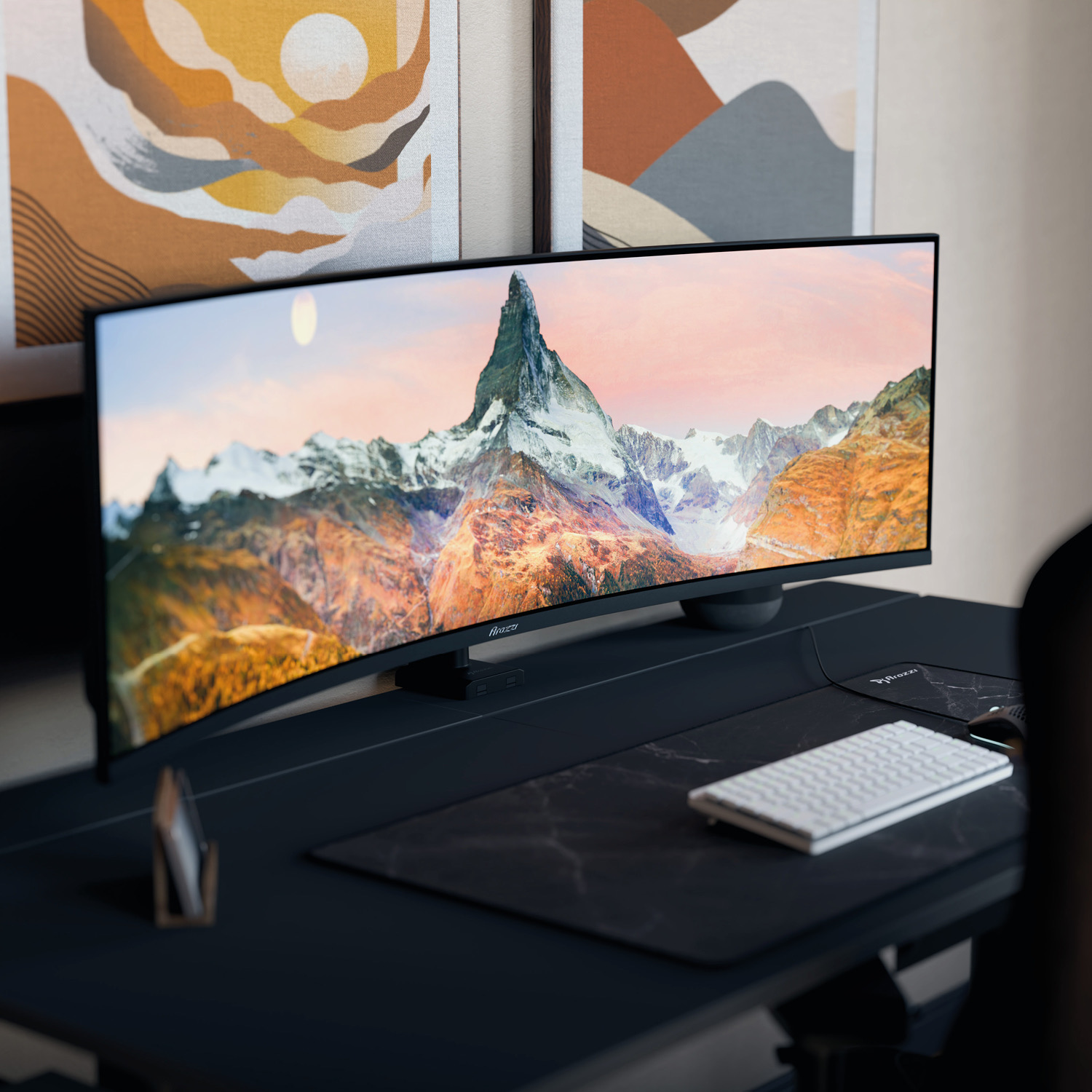 Ein ultrabreiter Monitor auf einem dunklen Schreibtisch mit weißer Tastatur und Bergwandbildern im Hintergrund.
