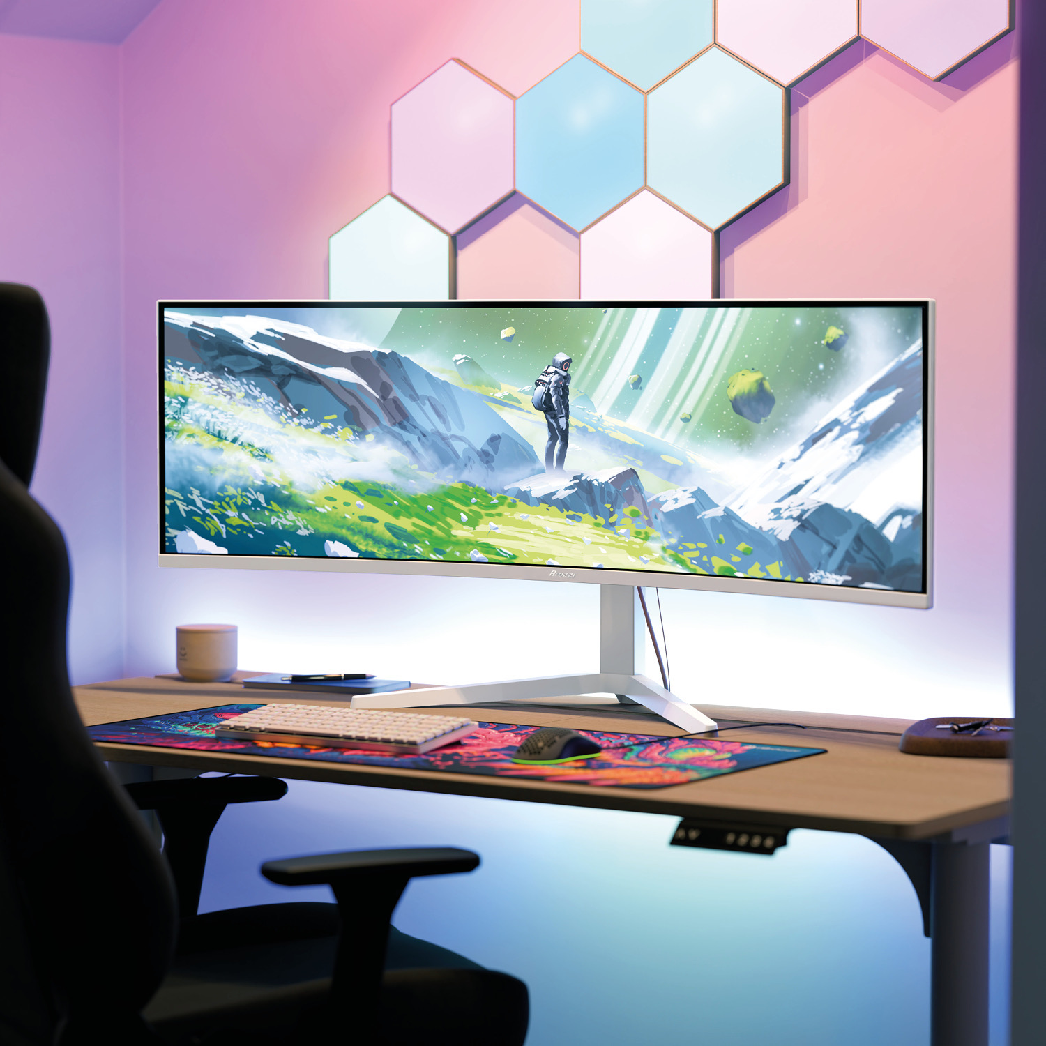 Ein breiter Gaming-Monitor auf einem Schreibtisch mit bunten Wandpaneelen und farbiger Hintergrundbeleuchtung.