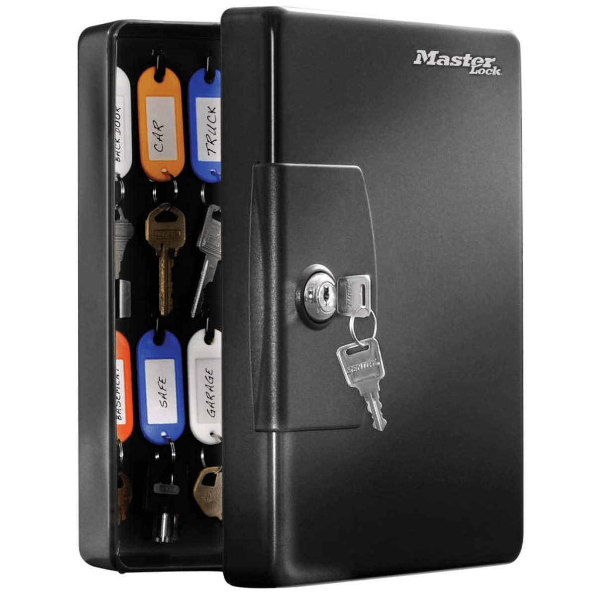 Un armadietto per chiavi Master Lock nero aperto con etichette colorate e chiavi appese.