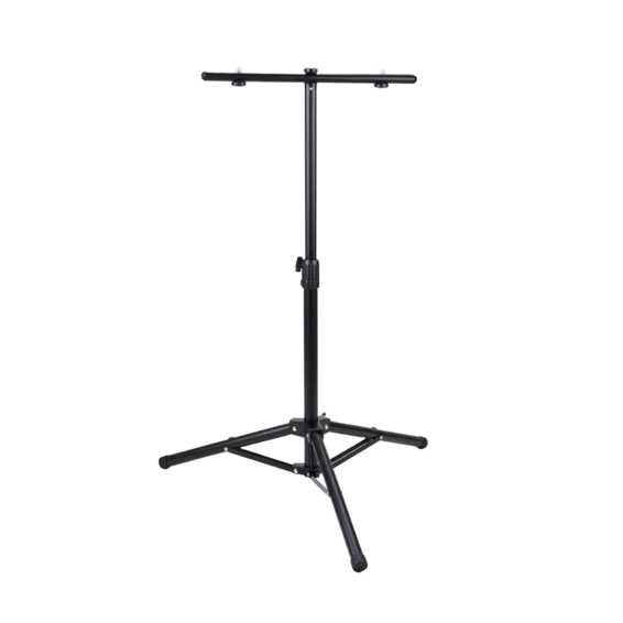 Un soporte de trípode negro con tres patas y una barra en forma de T en la parte superior sobre fondo negro.