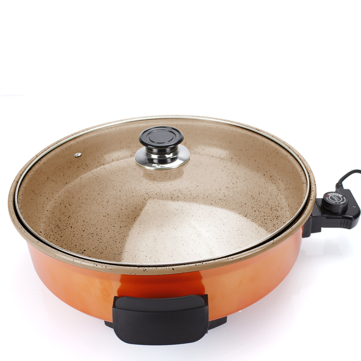 Una sartén eléctrica naranja con interior antiadherente moteado y tapa de vidrio sobre un fondo blanco.