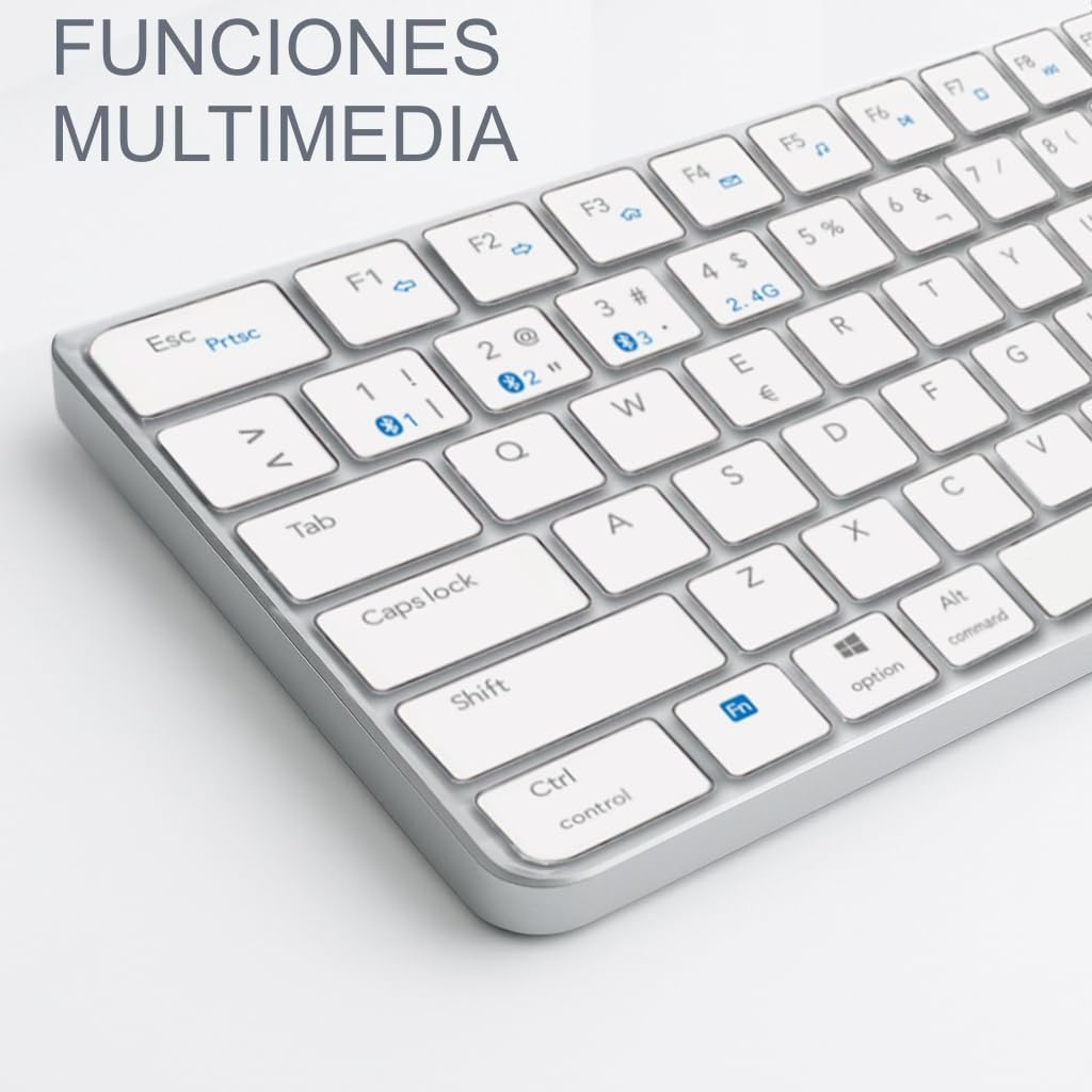 Primer plano de un teclado multimedia blanco y plateado con texto en español al fondo.