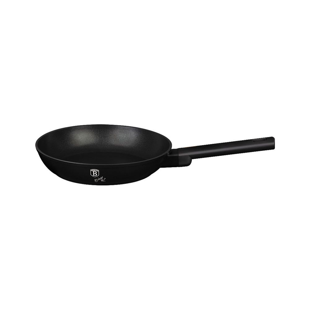 Una padella nera con un lungo manico nero su sfondo bianco.