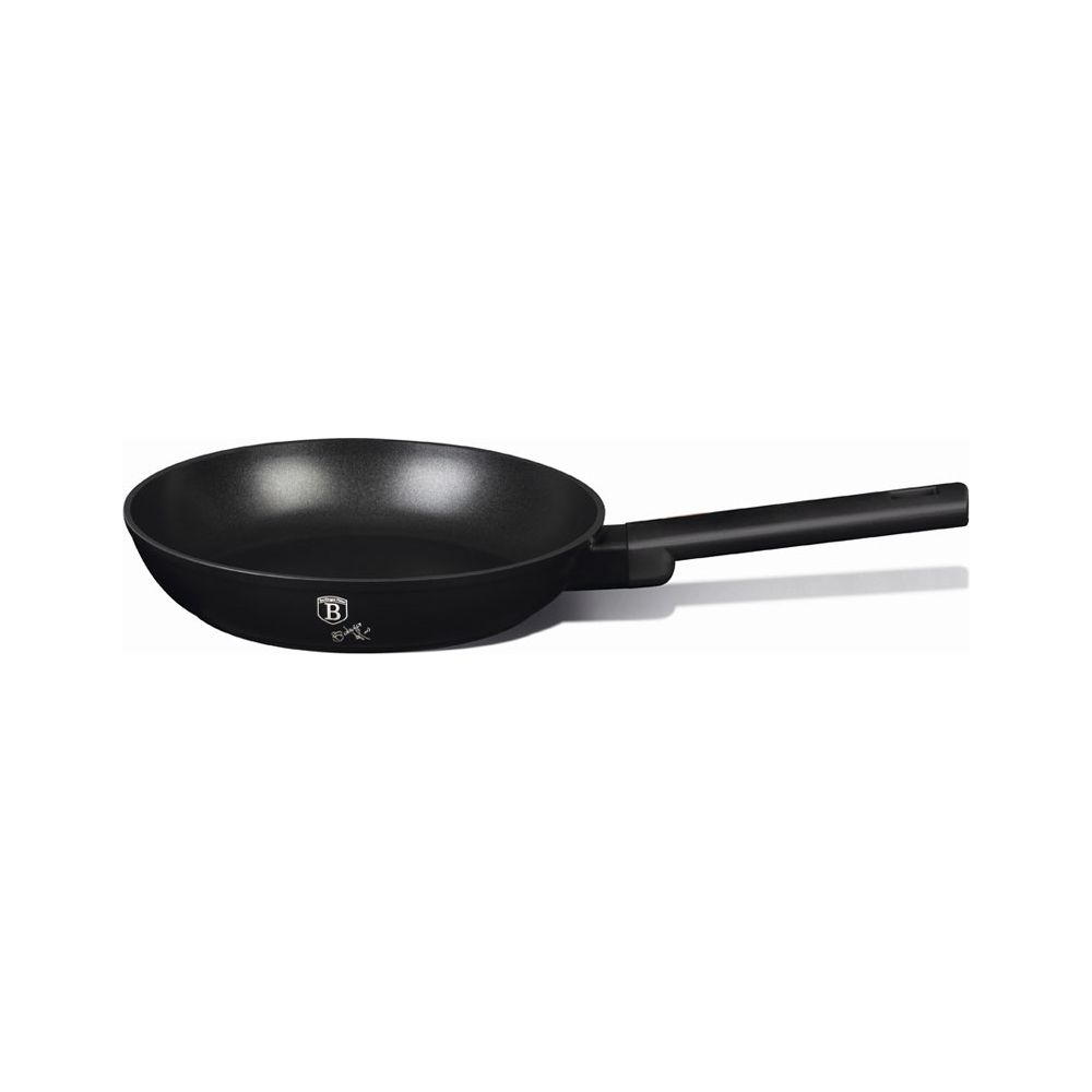 Una padella nera con manico lungo su sfondo bianco.
