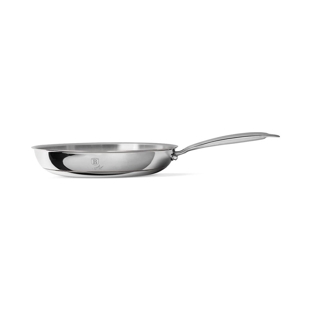 Una padella lucida in acciaio inossidabile argentato con manico lungo su sfondo bianco.