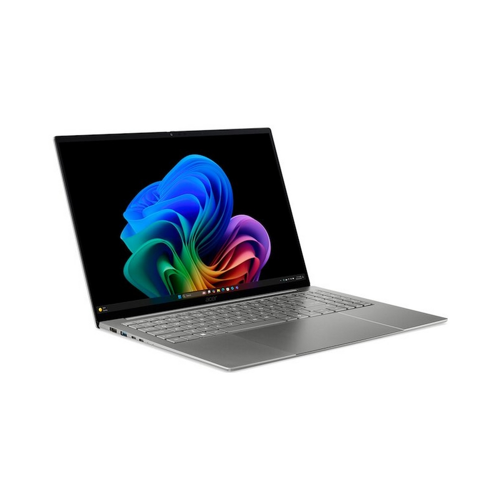 Un laptop argento su sfondo bianco mostra un fiore astratto e colorato sullo schermo.