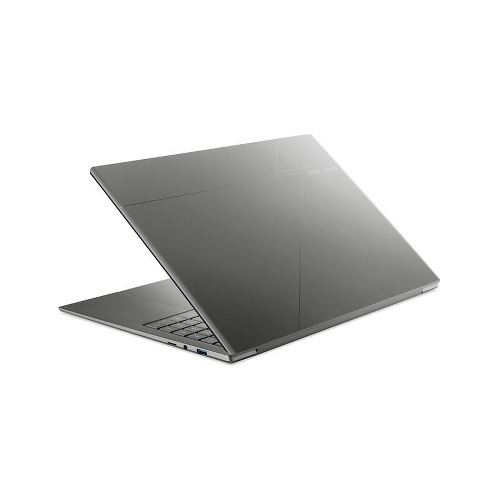 Un elegante laptop Acer Swift grigio è parzialmente chiuso su uno sfondo bianco.