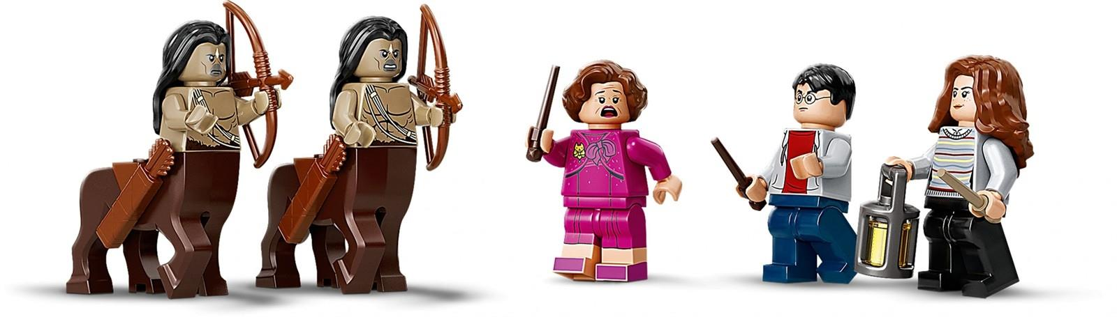 Lego-Figuren: zwei Zentauren mit Bögen, Dolores Umbridge, Harry Potter mit Zauberstab und Hermine mit Laterne.