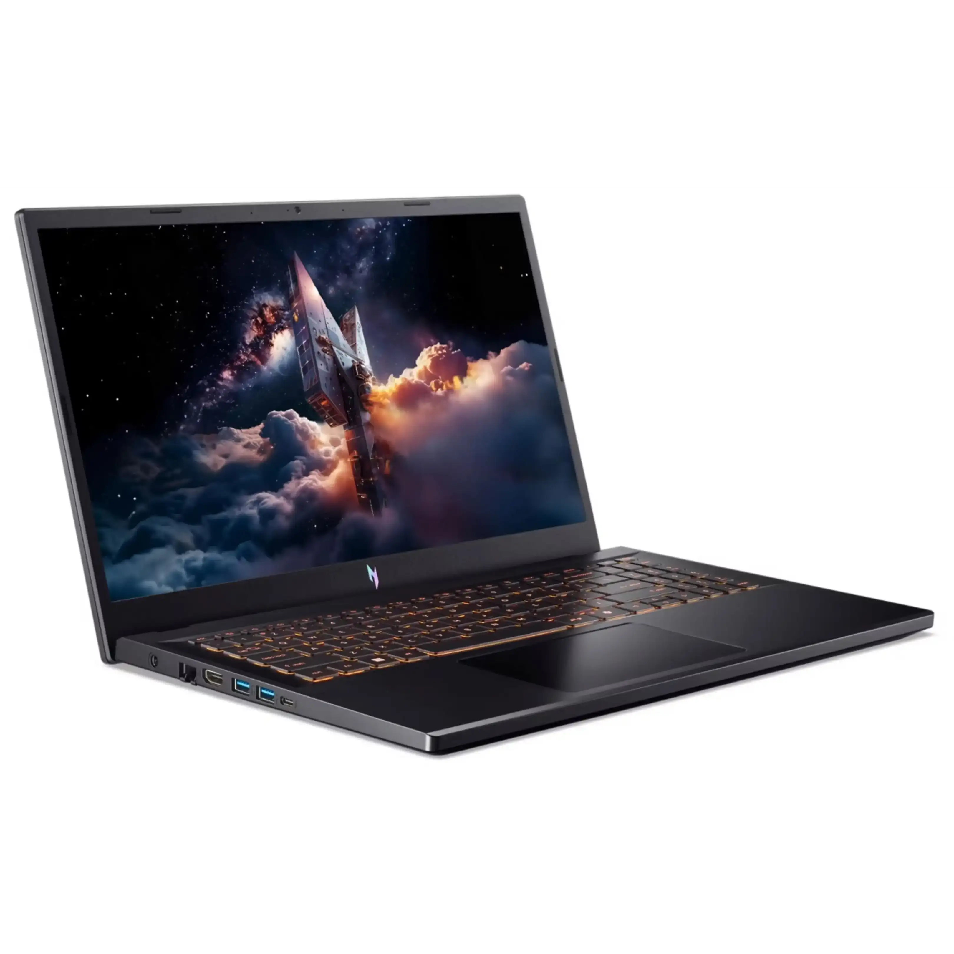 Un laptop nero su sfondo bianco mostra uno sfondo spaziale con astronave e nebulosa.