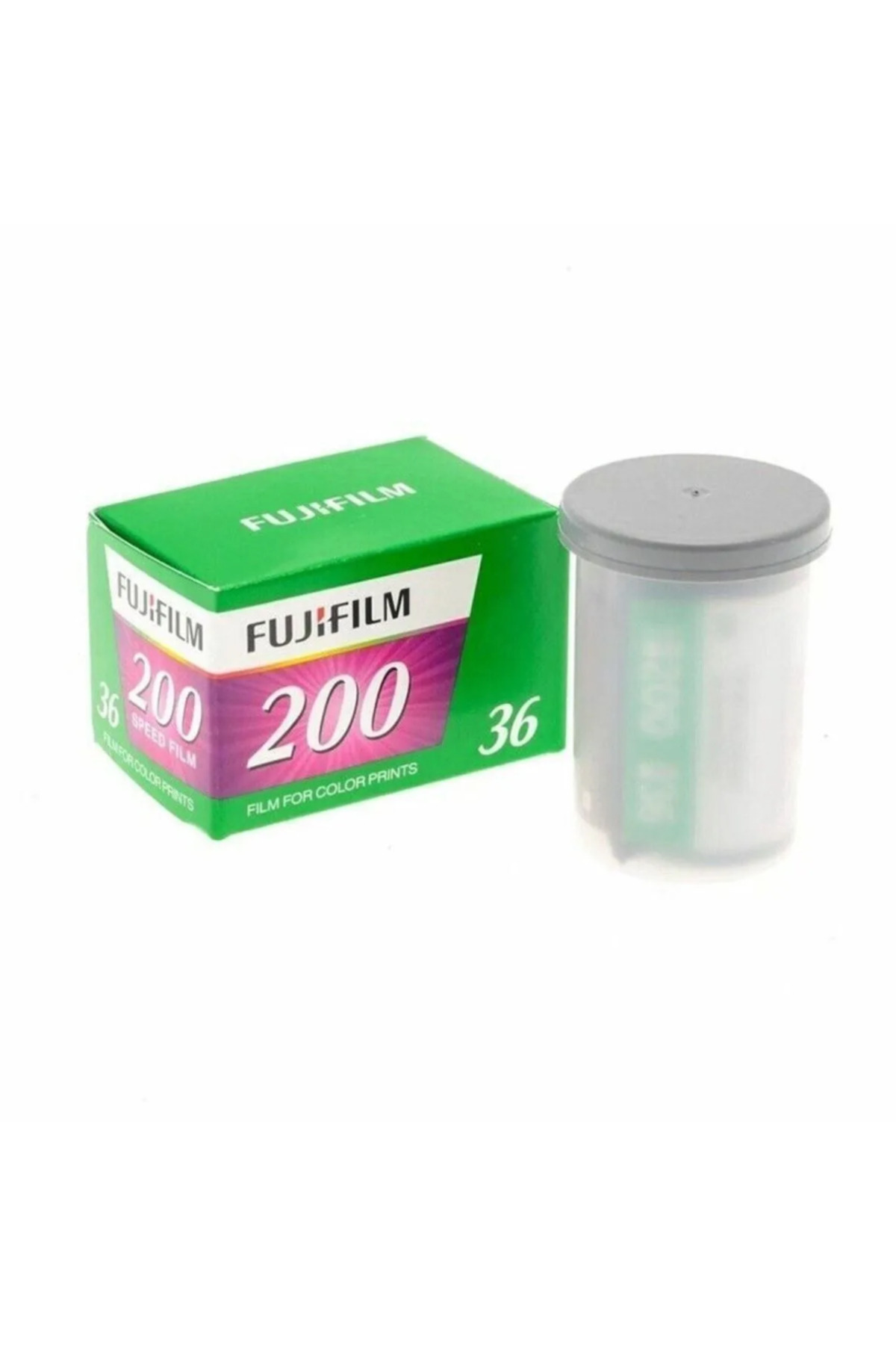 Beyaz arkaplanda plastik kabının yanında 36 pozluk yeşil Fujifilm 200 renkli film kutusu.