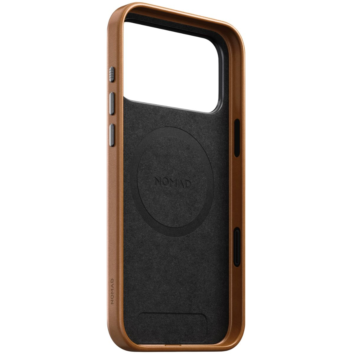 Eine braune Nomad-Leder-Smartphone-Hülle mit schwarzem Innenleben, Seitenknöpfen und einem MagSafe-Kreis.