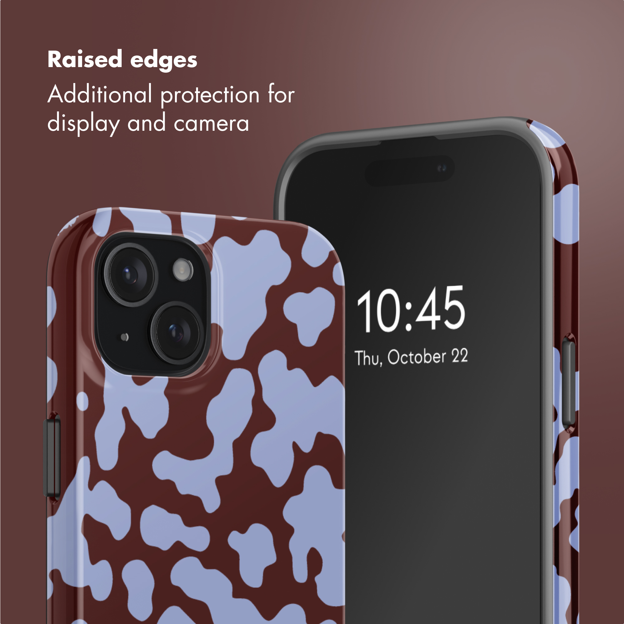 Smartphone in bruin-blauw koeienprint hoesje met tekst over opstaande randen tegen bruine achtergrond.