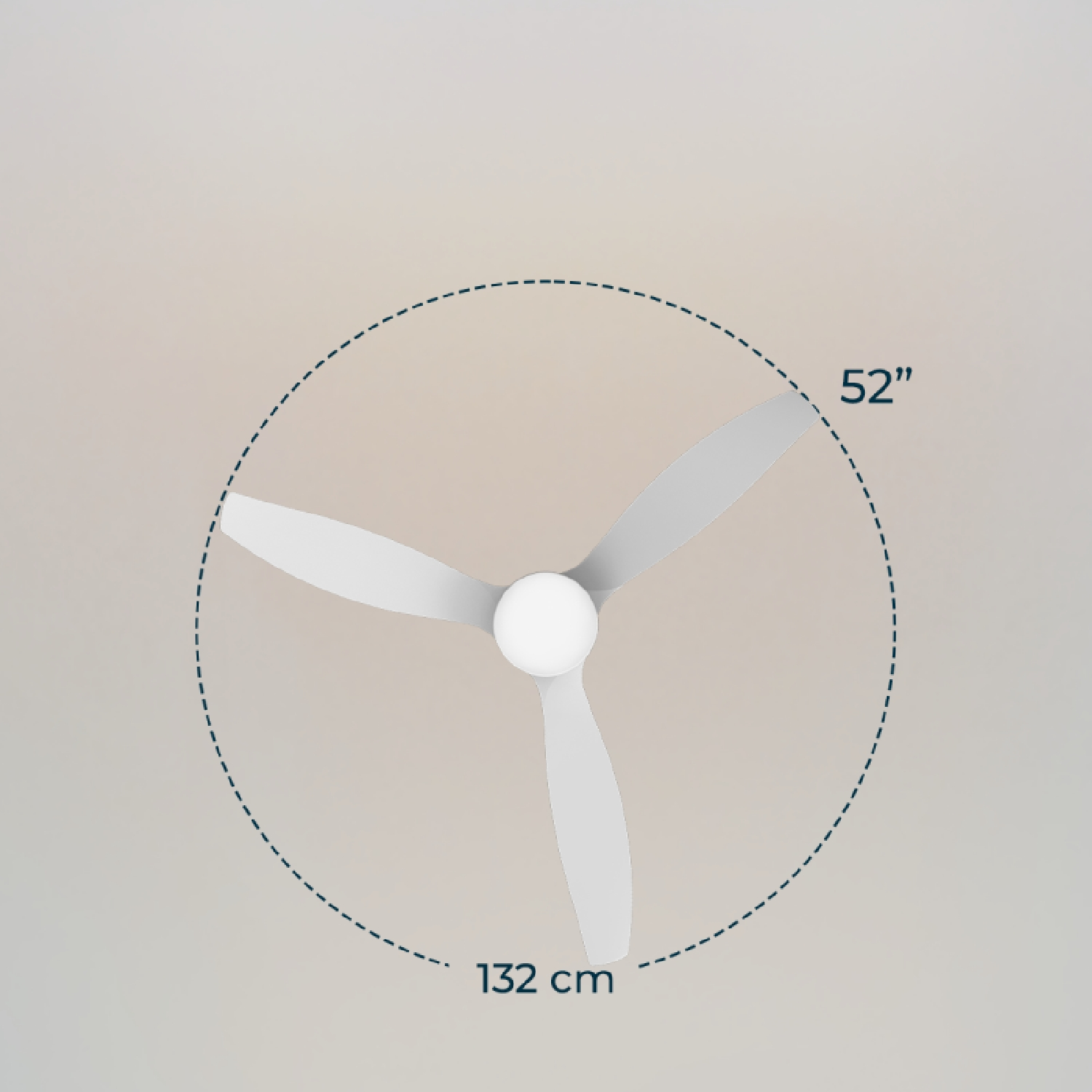 Un ventilador de techo blanco de tres aspas con un diámetro de 132 cm o 52 pulgadas.