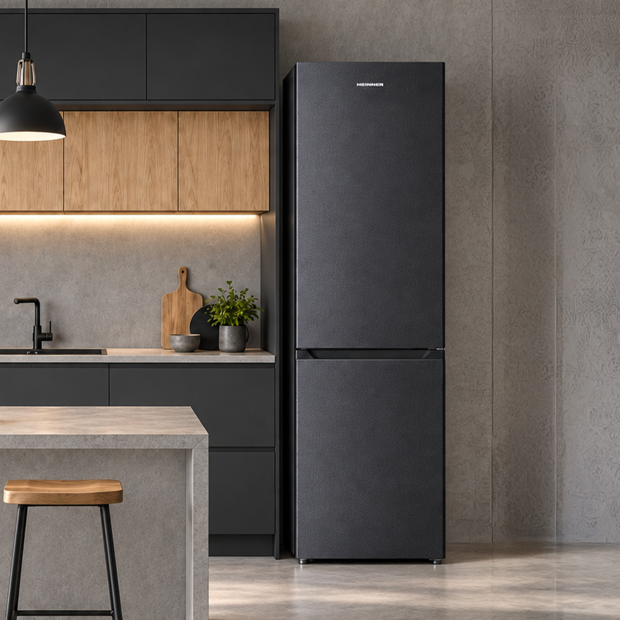 Cuisine moderne avec réfrigérateur noir, touches de bois, îlot et murs gris.