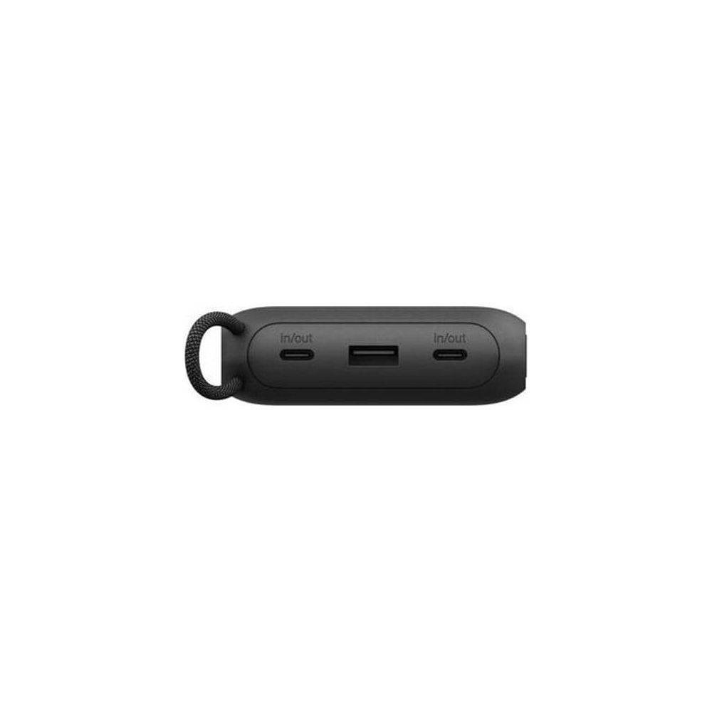 Eine schwarze Powerbank mit einem Tragegurt und drei Anschlüssen, beschriftet als In/Out, auf weißem Hintergrund.